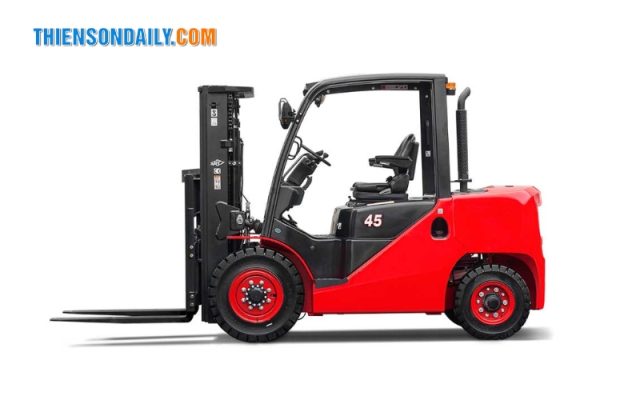 Xe nâng chui container