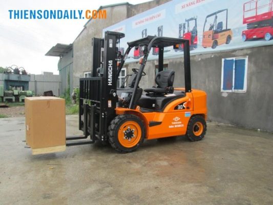 Xe nâng chui container