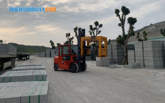 xe nâng kẹp gạch