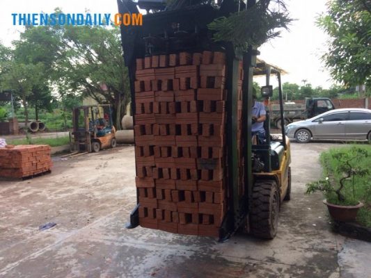 xe nâng kẹp gạch