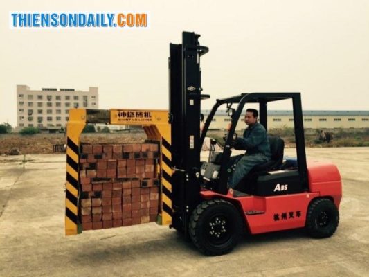 xe nâng kẹp gạch