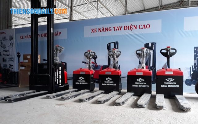 Giá xe nâng tay điện 2 tấn