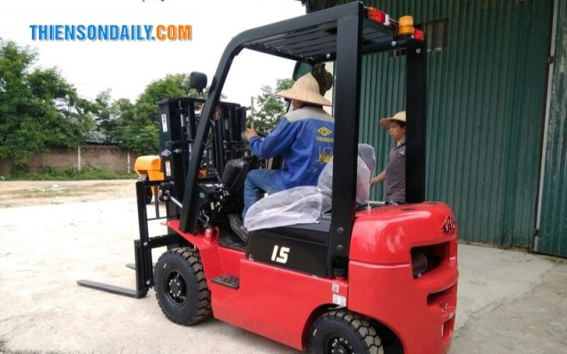 Xe nâng 1.5 tấn
