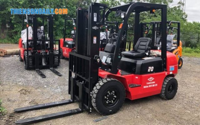 giá xe nâng 2 tấn