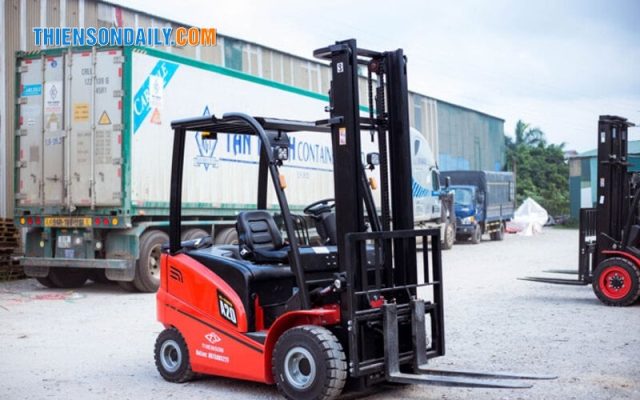 giá xe nâng 2 tấn