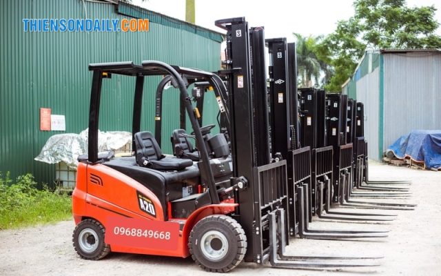 giá xe nâng 2 tấn