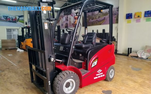Xe nâng 2 tấn