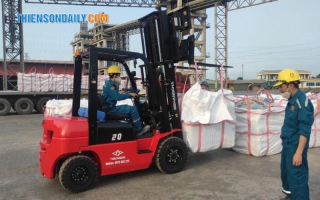 giá xe nâng 2 tấn