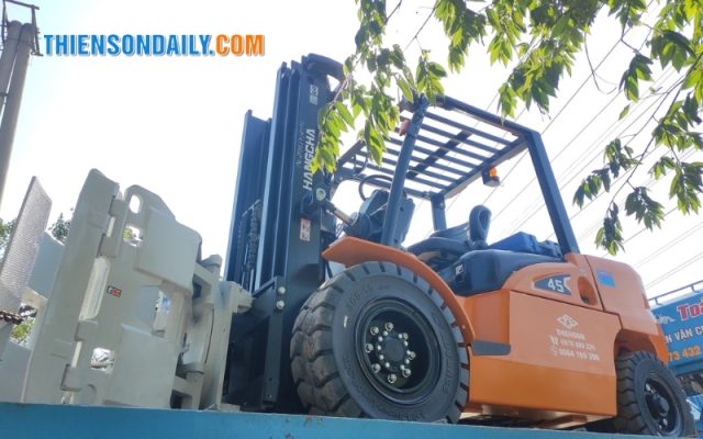 Xe nâng 4.5 tấn