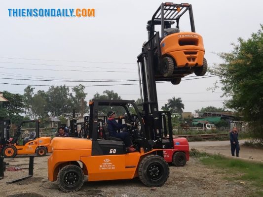 Xe nâng 5 tấn