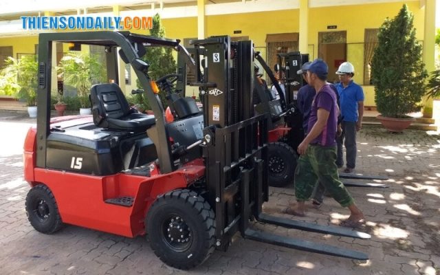 Xe nâng dầu 1.5 tấn