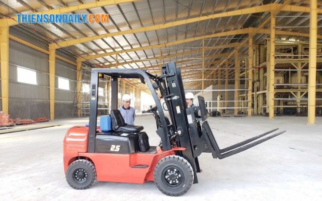 Xe nâng dầu 2.5 tấn