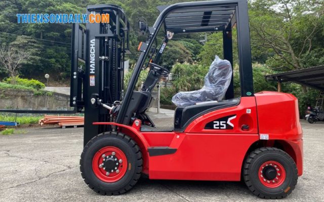 Xe nâng dầu 2.5 tấn