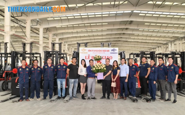 xe nâng càng xoay 180 độ