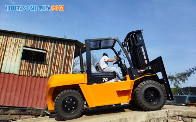 Xe nâng dầu 7 tấn