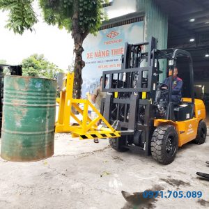 Xe nâng kẹp phuy