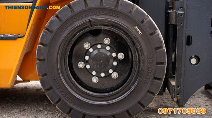 Lốp đặc trên xe nâng dầu 3 tấn dòng X