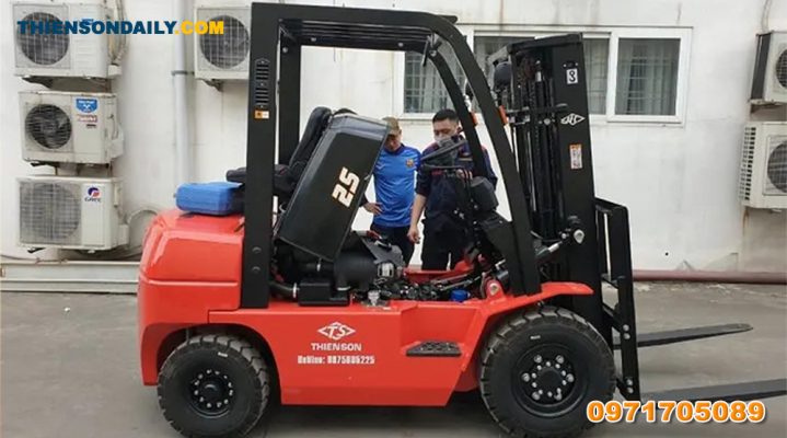 Xe nâng dầu 2.5 tấn dòng A trên thực tế