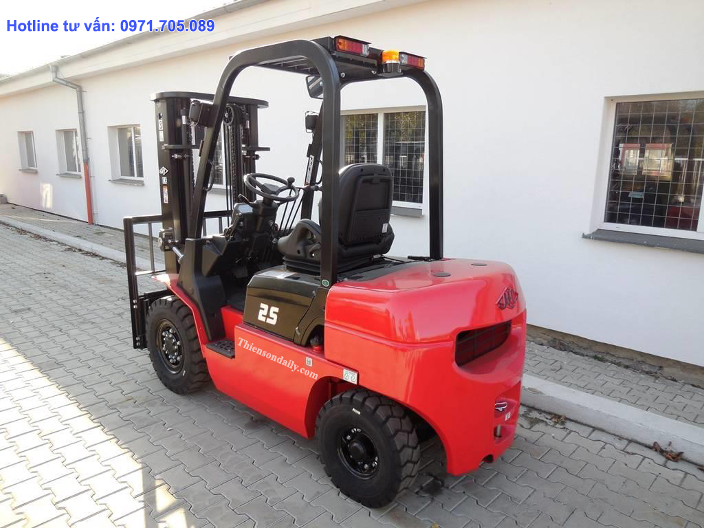 xe-nang-dau-2.5-tan-dong-a-tren-thuc-te