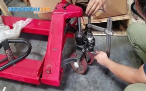 xe nâng tay không hạ được